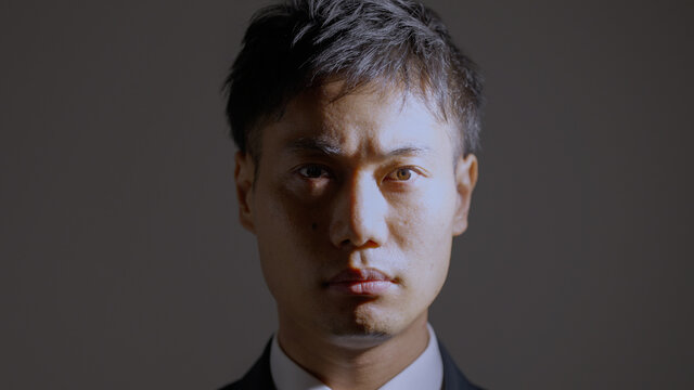 真顔の中年ビジネスマン