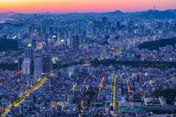 Fototapeta na wymiar Seoul city night view from the top of the mountain at sunset time