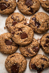 Cookies en gros plan fait maison au chocolat et sésame