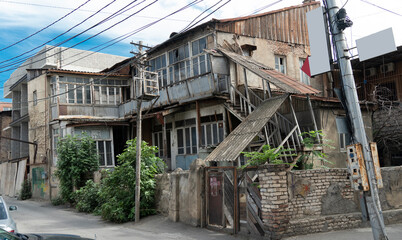 old building with cracks. poverty, misery. ruins of residential buildings