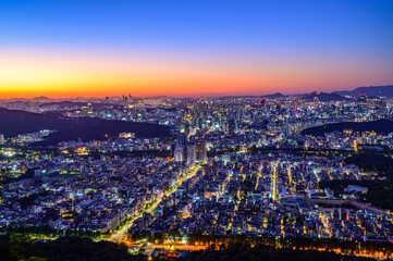 Obraz premium Seoul city night view from the top of the mountain at sunset time
