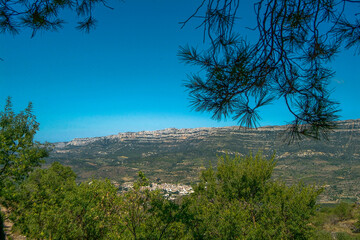 Fototapeta na wymiar Vista de Siurana que se encuentra en la parte más baja de la Sierra de la Gritella, en la comarca de Priorato, Tarragona, Catalunya.