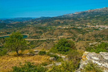 Fototapeta na wymiar Vista de Siurana que se encuentra en la parte más baja de la Sierra de la Gritella, en la comarca de Priorato, Tarragona, Catalunya.
