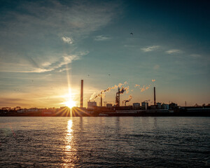 Obraz premium sunset over the industry