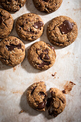 Cookies en gros plan fait maison au chocolat et sésame