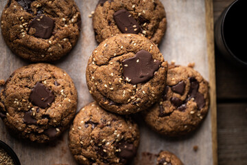 Cookies en gros plan fait maison au chocolat et sésame
