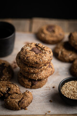 pile de cookies fait maison au chocolat et sésame