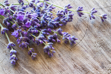 Obraz na płótnie Canvas Lavender flowers on old wooden background 