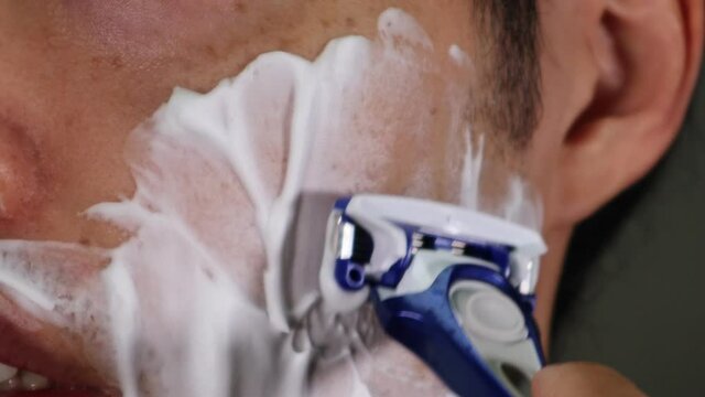 髭を剃る日本人男性