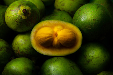 Alguns frutos maduros de pequi. Pequi, fruta do cerrado brasileiro, muito comum no estado de Goiás. Comida típica de Goiás.
