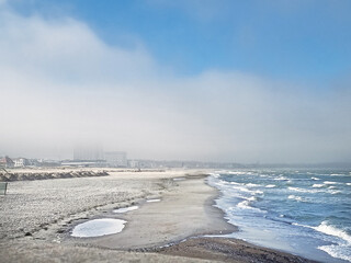 Blick auf Warnemünde Hotel Neptun im Nebel © Ostseeflair