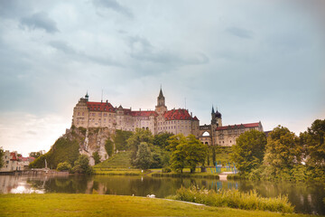 Fototapeta na wymiar Das Schloss Sigmaringen, auch Hohenzollernschloss, ist ein ehemaliges fürstliches Residenzschloss und Verwaltungssitz der Fürsten von Hohenzollern-Sigmaringen in der baden-württembergischen Stadt Sigm