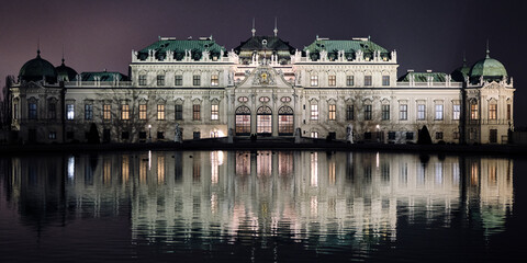 Palacio Belvedere de noche en Viena