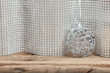 Obraz premium christmas shiny ball on a wooden background