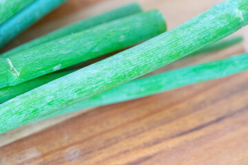 Lauchzwiebeln auf einem Küchenbrett