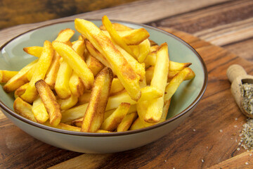 assiette de frites en gros plan sur une table