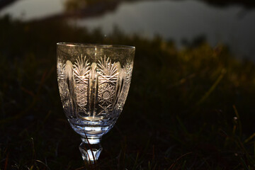 Bleikristallglas vor untergehender Sonne in der freien Natur, alter Schliff