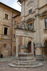 Fototapeta premium Montepulciano (SI), Italy - August 02, 2021: Water well in Montepulciano town, Tuscany, Italy