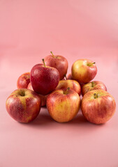 Ein Haufen frischer Äpfel auf rosanen Hintergrund