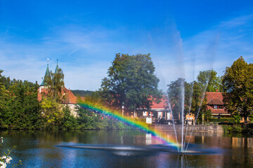 Regenbogen an einem Springbrunnen im Stadtsee von Murrhardt