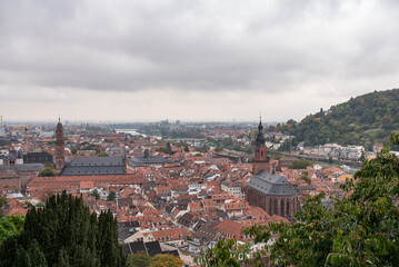Fototapeta premium Heidelberg Stadtansicht, Blick von von oben auf die Altstadt und die protestantische Heiliggeistkirche.