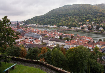 Stadtansicht Heidelberg Altstadt mit dem Fluss Neckar. Links im Bild die protestantische...