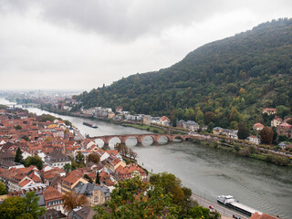 Fototapeta na wymiar Heidelberg in Deutschland. Ort mit schöner Altstadt und dem Heidelberger Schloss. Blick auf den Neckar und die alte Brücke.