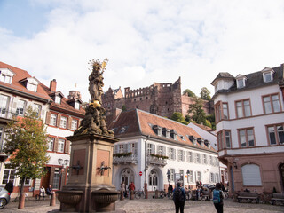 Fototapeta na wymiar Blick vom Kornmarkt in der Altstadt von Heidelberg in Richtung auf das Schloss Heidelberg und Teile der Schlossruinen. 