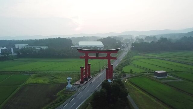 【山形】朝靄の羽黒山大鳥居