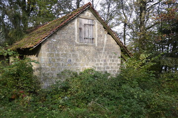 Old remote abandoned stone hut with red roof in the Northern Palatinate (Pfalz, pfälzisch) forests
