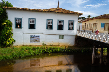 Fototapeta na wymiar Detalhe da casa da escritora goiana Cora Coralina e o Rio Vermelho. Pontos turísticos da cidade de Goiás.