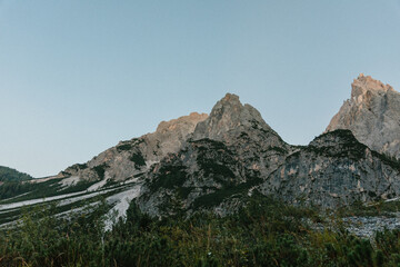 Bergwelt im Morgenlicht: Ein neuer Tag bricht an