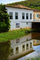 Fototapeta na wymiar Detalhe da casa da escritora goiana Cora Coralina e o Rio Vermelho. Pontos turísticos da cidade de Goiás.