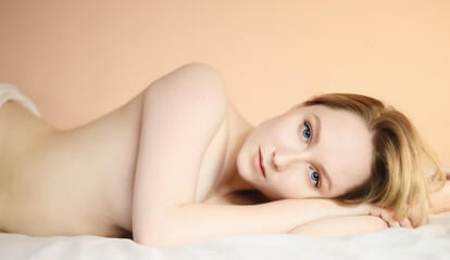 Obraz premium Closeup portrait of a beautiful young lady on the bed.