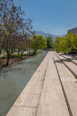 Escalinatas junto a la pileta en el parque