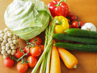 調理の前に机に並べられた食素材