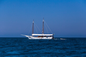Saveiro navegando em Mar Azul