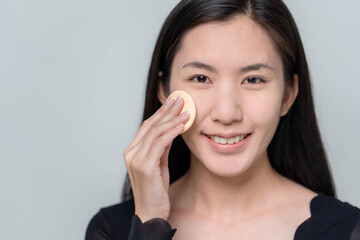 Fototapeta na wymiar Asian woman bloggers are reviewing cosmetics.