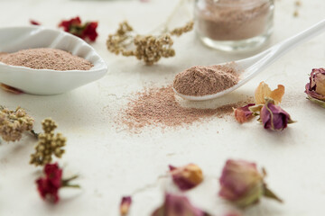 Obraz na płótnie Canvas pink powder herbal powder, beauty treatments