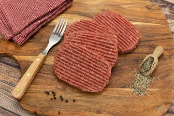 steaks hachés crus sur une planche à découper