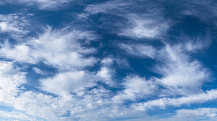 Freundlicher blau-weißer Himmel mit Cirren und Cumuli 