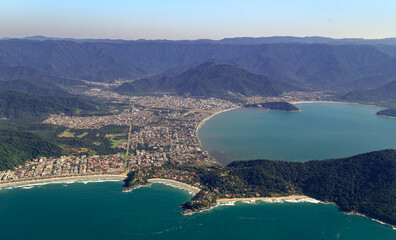 Ubatuba praia do litoral tropical  vista Aérea