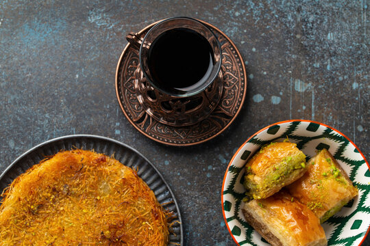 Turkish tea with k�nefe and baklava