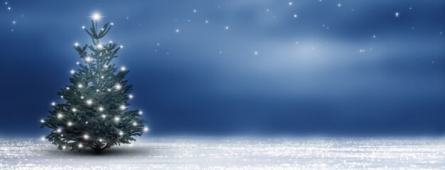 leuchtender christbaum im schnee in der weihnachtsnacht, schneelandschaft unterm sternenhimmel,...