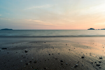 노을빛 바닷가와 모래