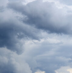 Fototapeta na wymiar Wolkenschauspiel am Abendhimmel - Dunkle bedrohliche Regenwolken - Gewitterwolken, Depression, melancholische Stimmung 