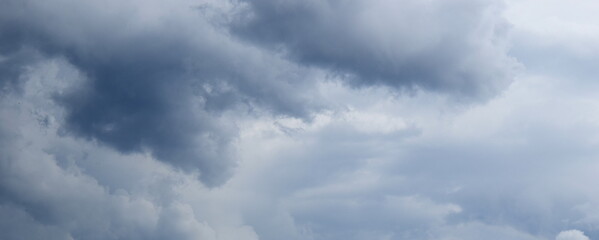 Wolkenschauspiel am Abendhimmel - Dunkle bedrohliche Regenwolken - Gewitterwolken, Depression, melancholische Stimmung	