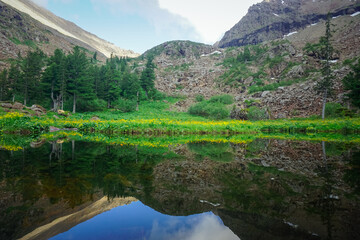 Fototapeta na wymiar Beautiful lake in the Siberian mountains Sayan