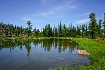 Obraz premium Beautiful lake in the Siberian mountains Sayan
