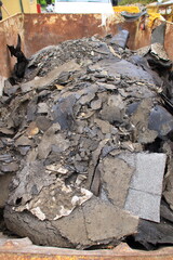 Abfall aus altem Isoliermaterial aus Teer liegt zur Entsorgung bereit